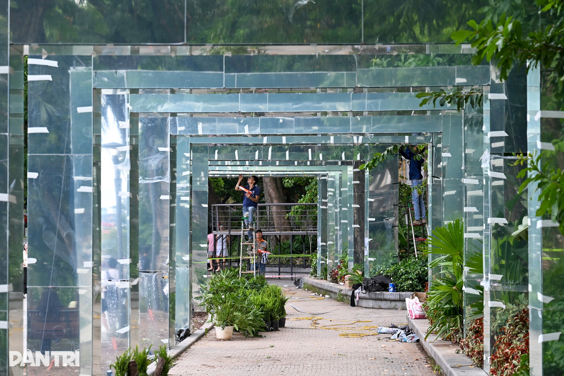 Ribbon walkway takes shape by Hoan Kiem Lake - 11 Ribbon walkway takes shape by Hoan Kiem Lake - 11