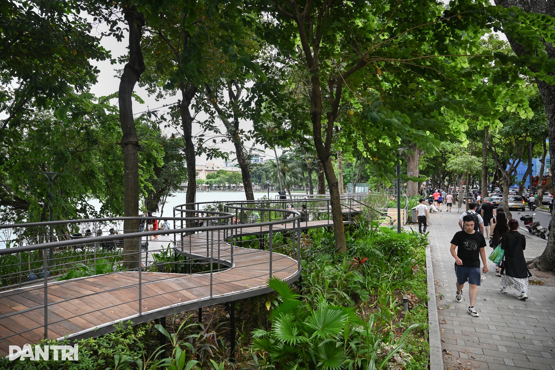 Ribbon walkway takes shape by Hoan Kiem Lake - 12 Ribbon walkway takes shape by Hoan Kiem Lake - 12