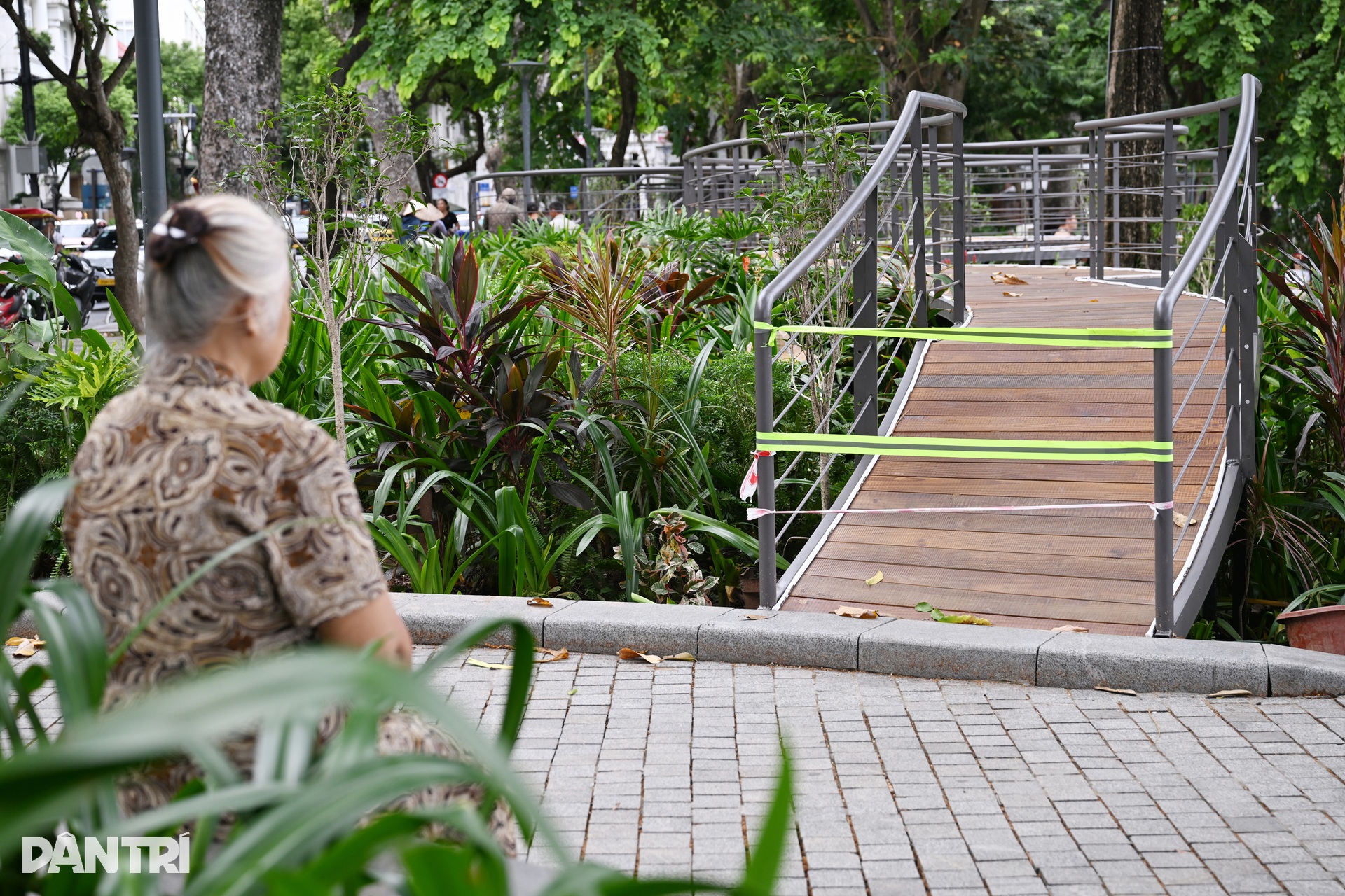 Ribbon walkway takes shape by Hoan Kiem Lake - 8 Ribbon walkway takes shape by Hoan Kiem Lake - 8
