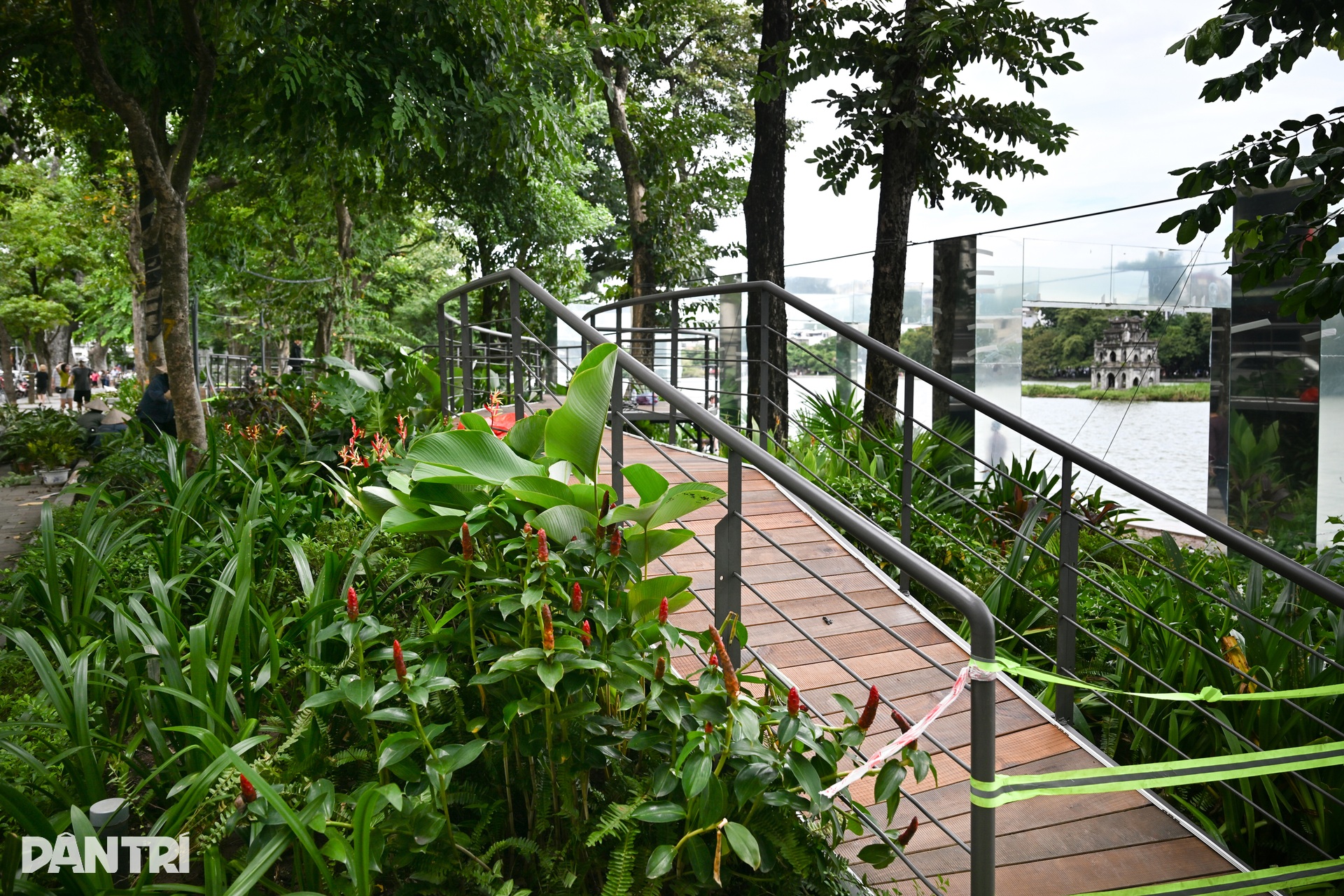 Ribbon walkway takes shape by Hoan Kiem Lake - 7 Ribbon walkway takes shape by Hoan Kiem Lake - 7