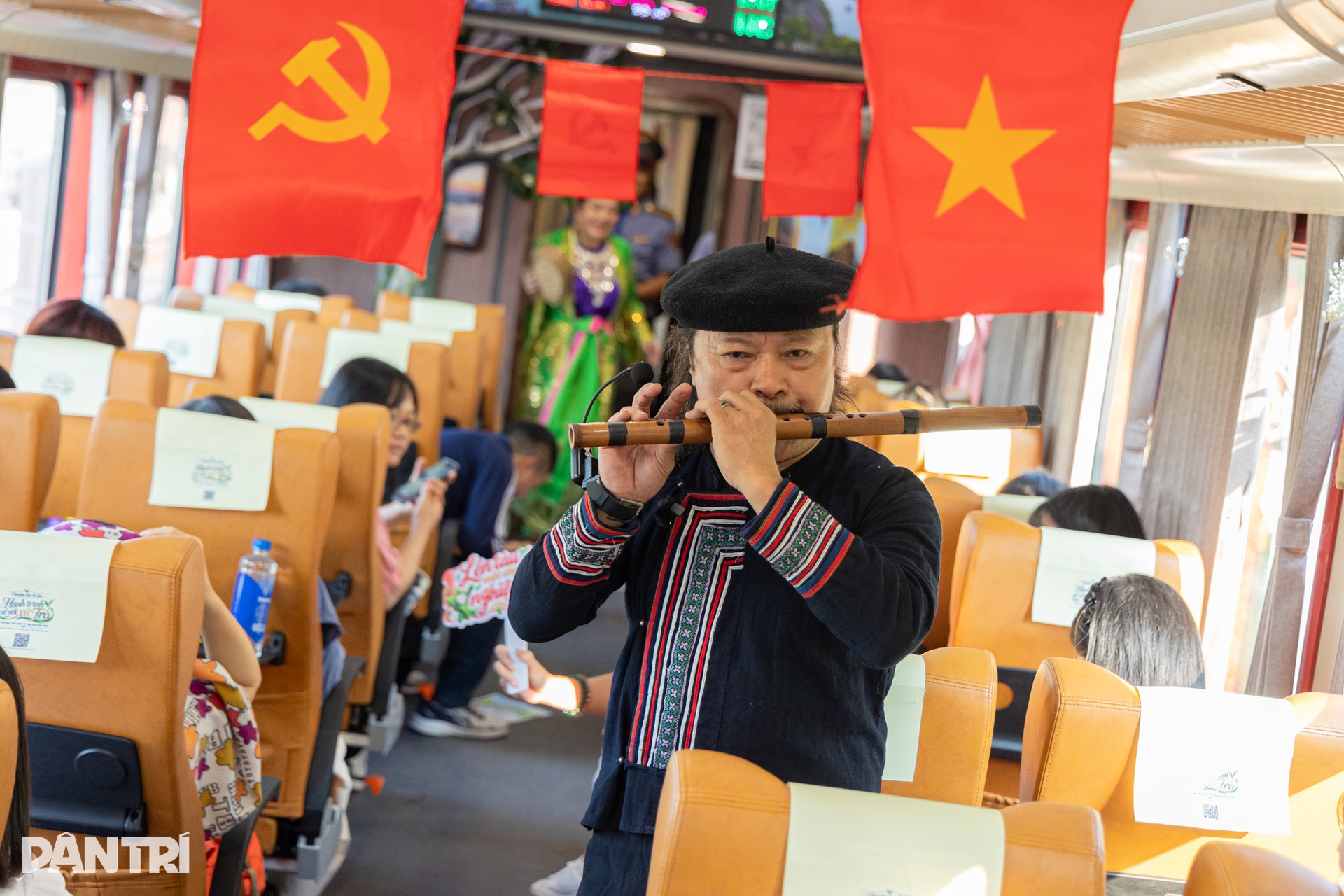 Heritage train offers tea, traditional music on Hanoi-Thai Nguyen route - 10