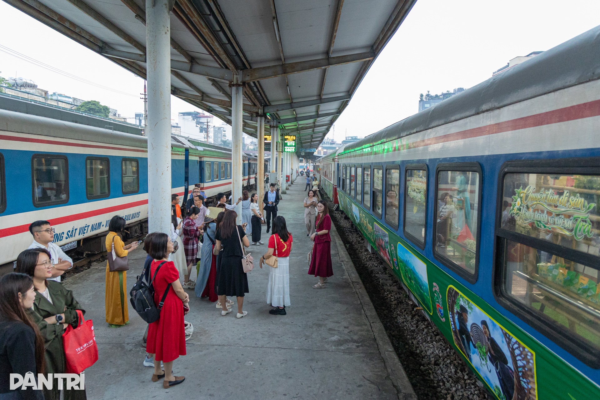 Heritage train offers tea, traditional music on Hanoi-Thai Nguyen route - 1