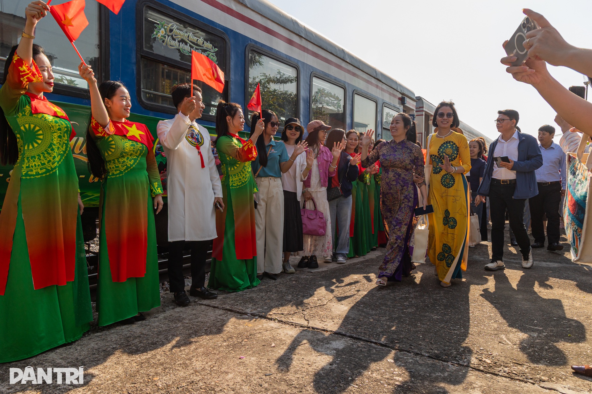 Heritage train offers tea, traditional music on Hanoi-Thai Nguyen route - 11