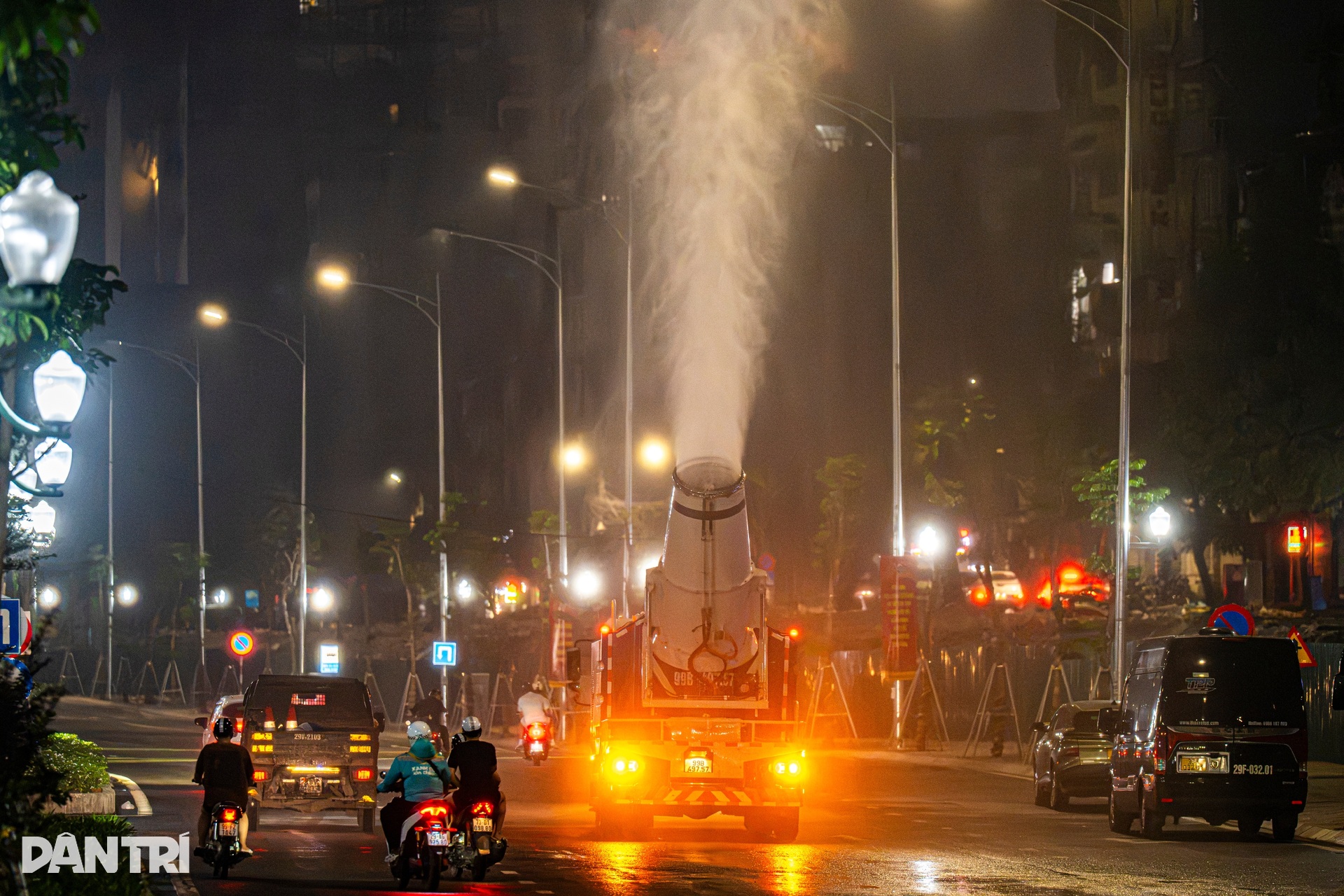 Hanoi deploys overnight mist-spraying trucks to tackle fine dust - 6