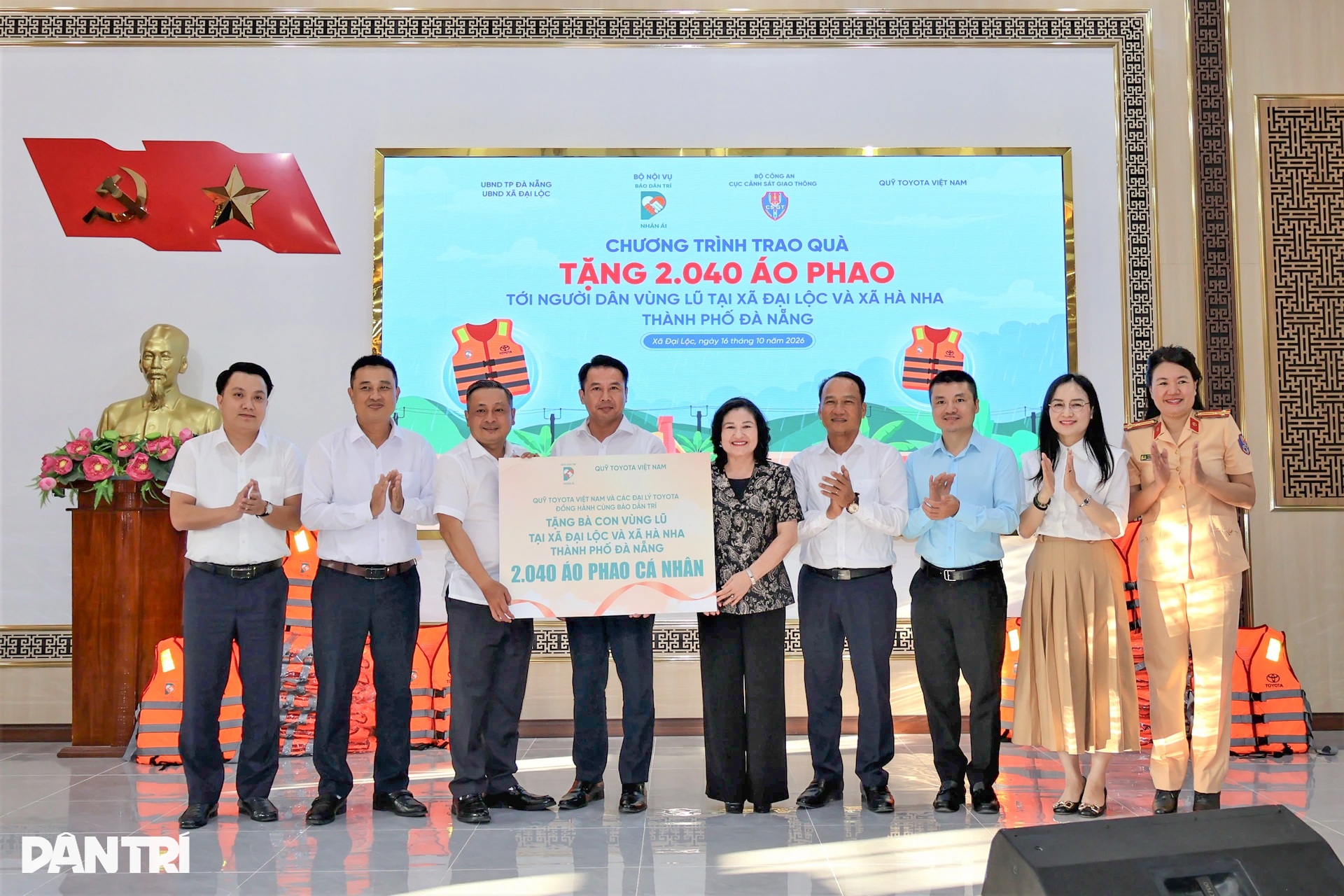 Dantri donates 2,040 life jackets to flood-hit communities in Danang - 1