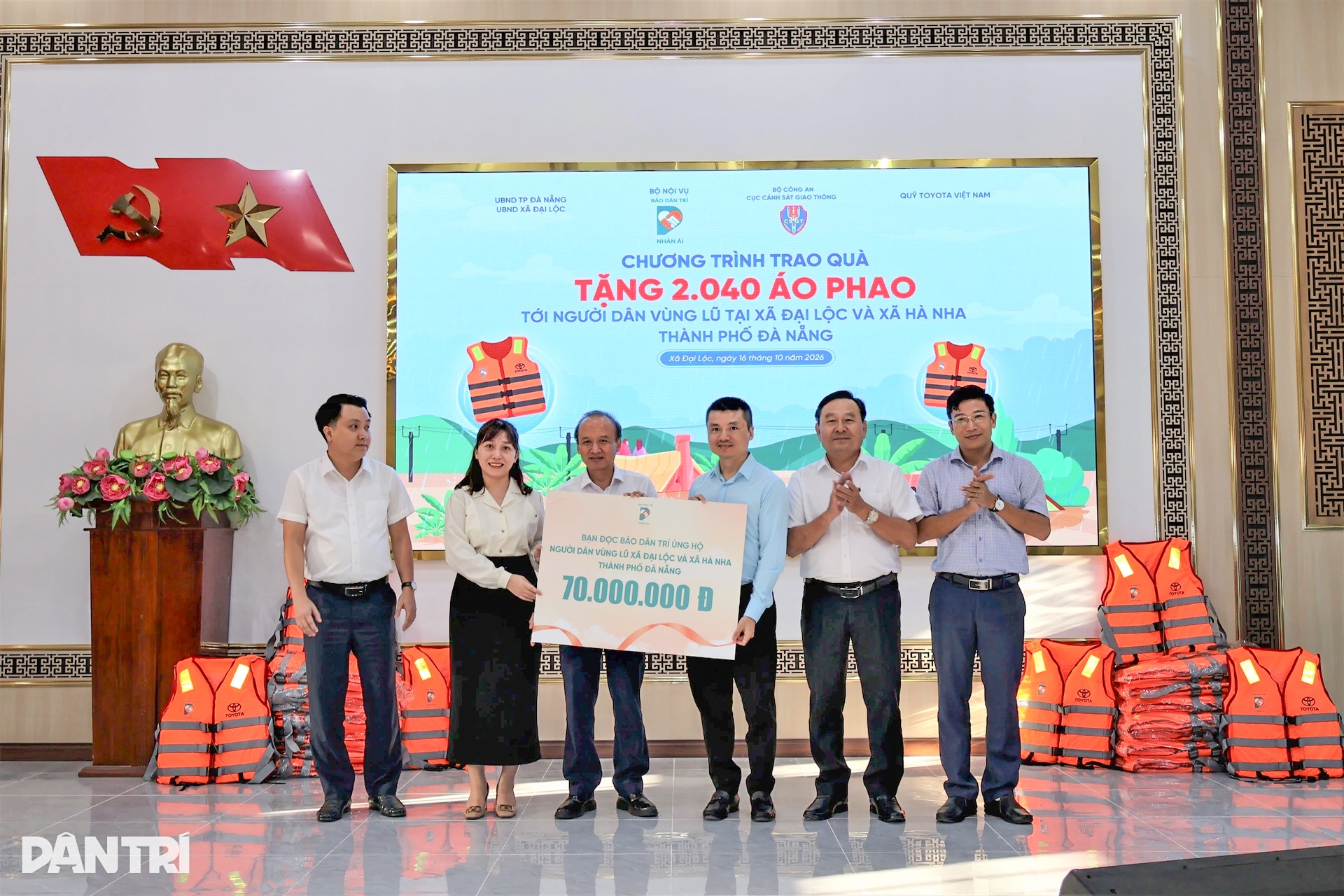 Dantri donates 2,040 life jackets to flood-hit communities in Danang - 2