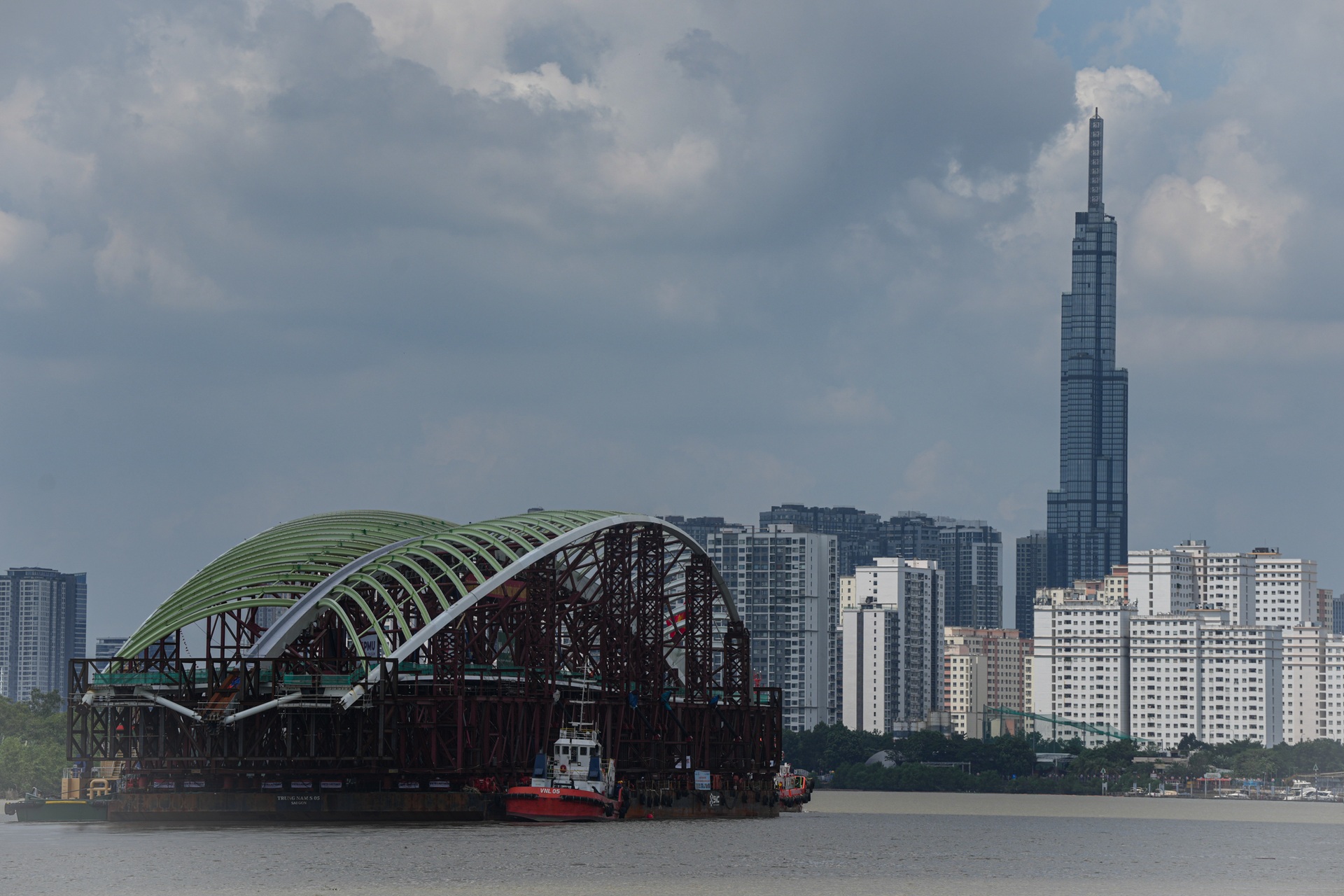 3,400-tonne bridge span nears central HCM City by barge - 1
