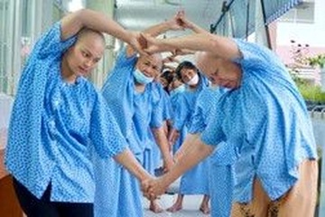Lớp học yoga cho bệnh nhân ung thư
