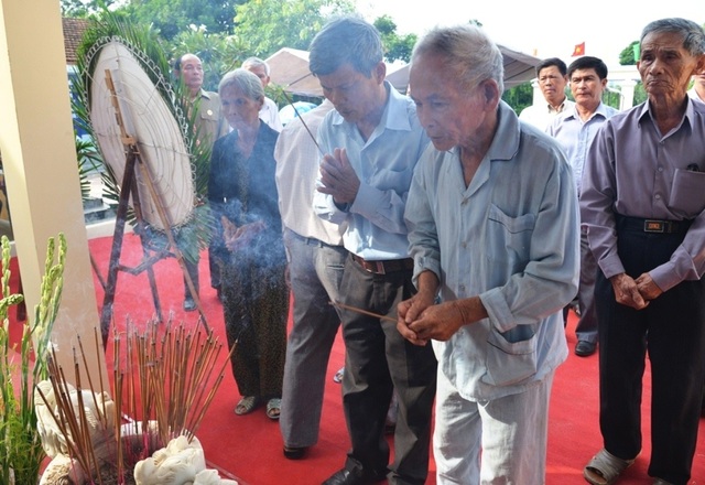 Tưởng nhớ 180 người dân vô tội bị thảm sát dưới nòng súng lính Nam Triều Tiên - 1 Gia đình nạn nhân nuốt đau thương khi người nhà bị sát hại dã man dưới họng súng quân thù.