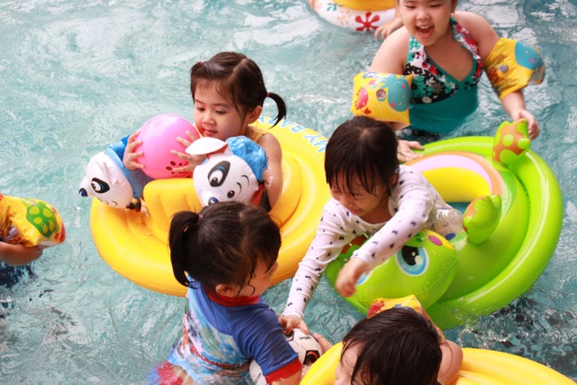 Trường mầm non Saigon Academy tuyển sinh 3 cơ sở mới - 2 Giờ học tại hồ bơi. Vui chơi dưới nước rất tốt cho trẻ, giúp trẻ phát triển thể chất và sự tự tin