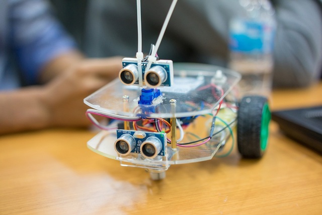 Hoài bão ươm mầm CNTT trẻ của ngôi trường kiểu Mỹ tại Việt Nam - 1 Mô hình lắp ráp Robot Arduino điều khiển tự động