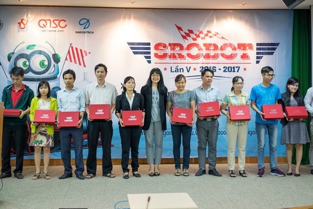 Hoài bão ươm mầm CNTT trẻ của ngôi trường kiểu Mỹ tại Việt Nam - 2 45 trường THPT trên địa bàn TPHCM và các tỉnh lân cận được trao tặng Robot Arduino trong Dự án SRobot lần V