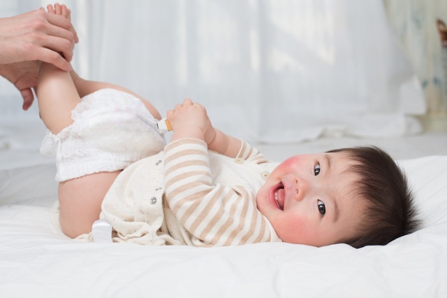 Bí quyết ngừa hăm tã hiệu quả cho bé - 1 Da của bé nhạy cảm nên cần tã cấu tạo đặc biệt giúp ngừa hăm tã