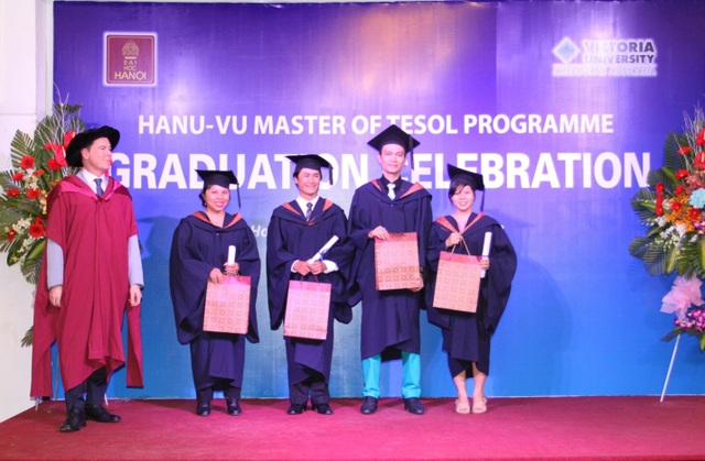 Học thạc sĩ về giảng dạy tiếng Anh: Chọn sao cho đúng? - 2
Anh Quan Minh Dũng (thứ 2 từ phải qua) trong nhóm học viên tốt nghiệp xuất sắc khóa HANU-VU MTESOL 2013