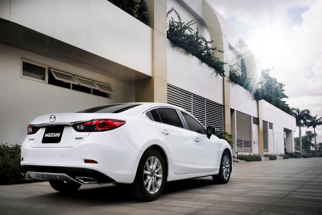 Sở hữu Mazda6 với giá đặc biệt 829 triệu đồng - 3 Bên cạnh ngôn ngữ thiết kế KODO, Mazda6 còn là mẫu xe tiên phong trong việc sử dụng công nghệ Skyactiv giúp tối ưu năng suất của hệ thống truyền thống.