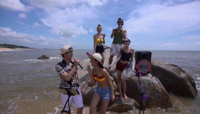 BeatBox Karaoke với tính năng công nghệ mới chiếm ưu thế trên thị trường - 2 Beatbox Karaoke được đồng thời tích hợp đầu máy karaoke, ampli, loa, mic không dây, cho phép người dùng có thể mang đi khắp nơi ca hát