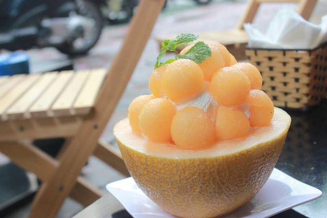 Lẩu dành cho dân FA: Món ngon đang chinh phục giới trẻ Hà Nội - 4 Patbingsu dưa lưới là món tráng miệng vừa ngon, vừa đẹp mắt