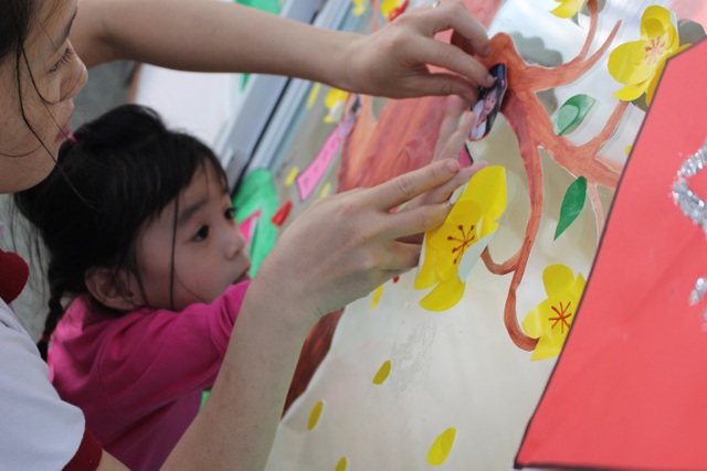 Dạy trẻ về Tết cổ truyền tại trường Saigon Academy - 3 Bé trang trí phòng học để chào đón mùa xuân