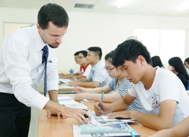 Sinh viên UEF được học tập cùng giảng viên nước ngoài để hoàn thiện kỹ năng ngoại ngữ