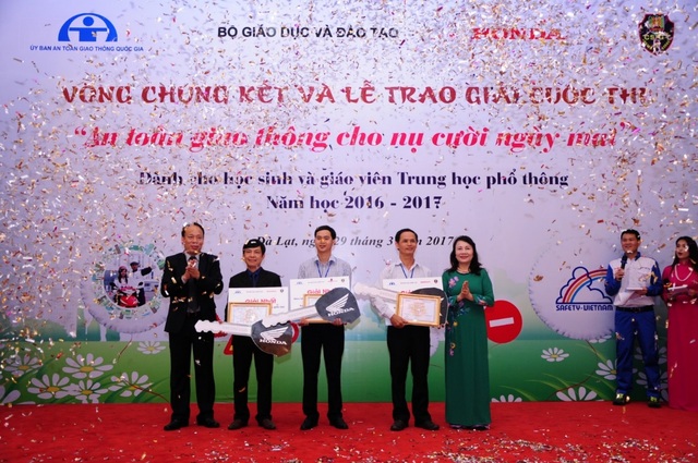 Giáo dục an toàn giao thông cho học sinh cấp 3 là vô cùng thiết thực và hữu ích - 2 Giáo dục an toàn giao thông cho học sinh cấp 3 là vô cùng thiết thực và hữu ích - 2