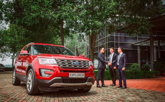 Ford Explorer - SUV đẳng cấp trên mọi nẻo đường - 2 Ngoại hình của Explorer Limited Ecoboost vẫn giữ nguyên điểm nhấn thiết kế là lưới tản nhiệt và đèn pha LED. Tuy nhiên, Ford Explorer Limited Ecoboost sử dụng cặp đèn pha mới bao gồm các đèn chiếu tầm gần bằng LED làm tiêu chuẩn trong khi đèn mắt diều hâu là tuỳ chọn.