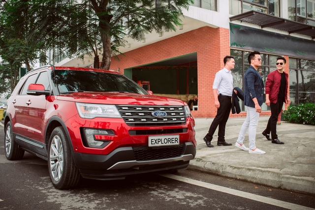 Ford Explorer - SUV đẳng cấp trên mọi nẻo đường - 3 Kẹp giữa cặp đèn pha là một tấm lưới tản nhiệt gọn gàng hơn so với trước đây cùng những đèn sương mù đặt hai bên cản trước.