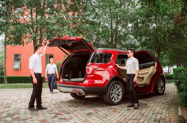 Ford Explorer - SUV đẳng cấp trên mọi nẻo đường - 4 Phần đuôi của Explorer cũng được tạo hiệu ứng hình khối ba chiều với cặp ống xả hình chữ nhật, đèn hậu, trụ D và một tấm cánh gió khí động trên mui sau.