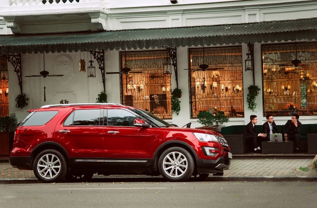 Ford Explorer - SUV đẳng cấp trên mọi nẻo đường - 5 Vì vậy việc di chuyển từ nhà đến nơi làm việc trên một mẫu SUV có ngoại hình cuốn hút như Ford Explorer cũng khiến cho chủ nhân của xe thu hút không ít ánh nhìn “ghen tị” của người đi đường.