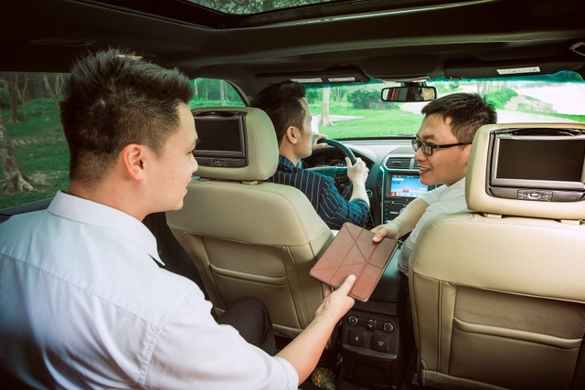 Ford Explorer - SUV đẳng cấp trên mọi nẻo đường - 6 Đặc biệt khoang nội thất được trang bị với các vật liệu đắt tiền, hệ thống thông tin giải trí cùng mức độ yên tĩnh được đánh giá rất cao trên Explorer thậm chí có thể biến nó trở thành một “phòng họp di động” khi cần thiết.