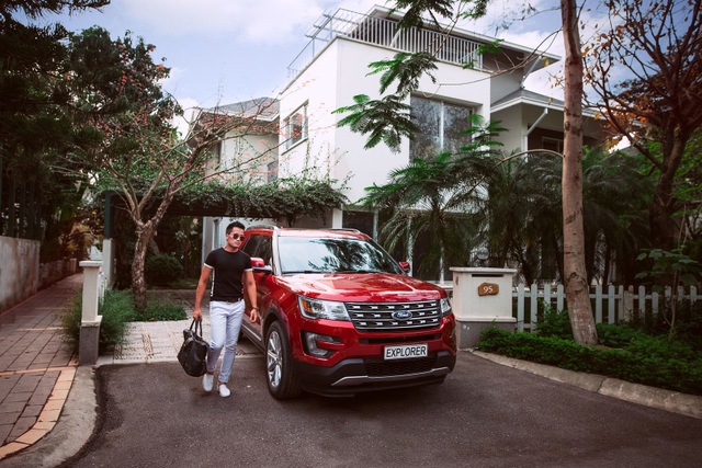 Ford Explorer - SUV đẳng cấp trên mọi nẻo đường - 7
Nhưng không vì vậy mà Explorer chỉ phù hợp với nhiệm vụ đưa đón chủ nhân từ nhà tới công sở; nó còn hoàn toàn thích ứng được với việc di chuyển hàng ngày nhờ tính cơ động cùng hàng loạt trang thiết bị hỗ trợ khiến cho việc lưu thông trong phố của Explorer trở nên vô cùng thuận tiện.