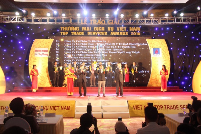 Lotte Mart vinh dự nhận giải thưởng thương mại dịch vụ 2016 - 1 Đại diện LOTTE Mart nhận giải thưởng “Doanh nghiệp thương mại dịch vụ tiêu biểu 2016”