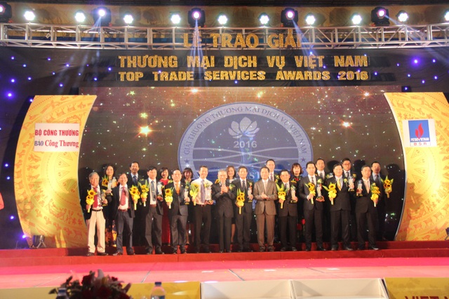 Lotte Mart vinh dự nhận giải thưởng thương mại dịch vụ 2016 - 3 Đại diện LOTTE Mart chụp hình lưu niệm cùng các doanh nghiệp