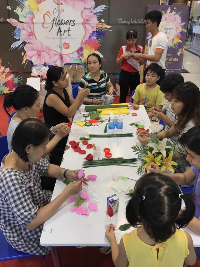 Khắp ba miền rộn ràng sắc hoa ngày hè tại LOTTE Mart - 2 Lớp học hoa giấy ngập tràn sắc màu tại LOTTE Mart Quận 7 – Tp Hồ Chí Minh