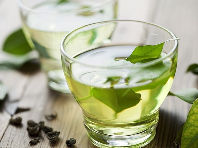 Trong trà xanh chứa các chất chống lại oxy hóa có thể ngăn chặn tác hại của các gốc tự do và làm đảo ngược một vài tác động của ánh nắng mặt trời như viêm hay giảm độ đàn hồi của da. Bên cạnh đó, các polyphenol trong trà xanh được chứng minh có thể ngăn ngừa ung thư da do sắc tố đen.
