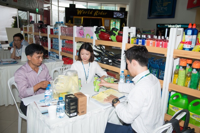 LOTTE Mart hỗ trợ xuất khẩu hàng Việt - 5 Chuyên viên thu mua LOTTE Mart Hàn Quốc làm việc cùng nhà sản xuất Việt