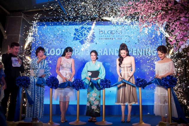 Bảo Thanh xinh đẹp quyến rũ khác lạ trong “Dạ tiệc Anh Đào” - 3 Lễ cắt băng với sự góp mặt của 3 nàng Ngọc Hân, Tú Anh và Bảo Thanh