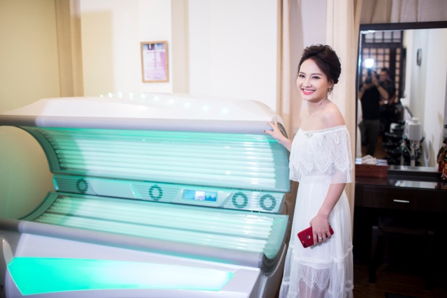 Bảo Thanh xinh đẹp quyến rũ khác lạ trong “Dạ tiệc Anh Đào” - 5 Bảo Thanh rất hứng thú với công nghệ làm đẹp Colagen của Bloom Spa