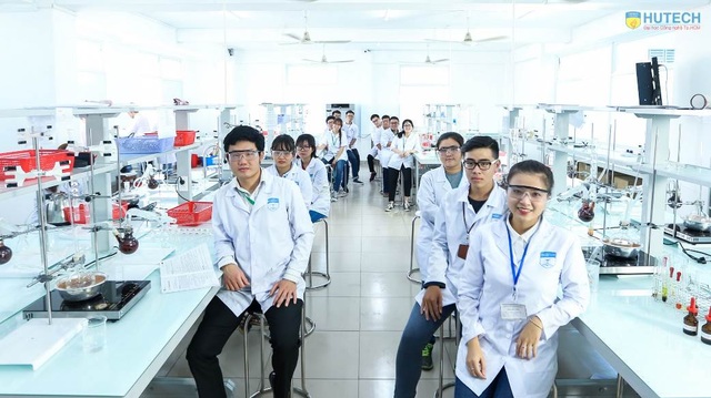 Xét tuyển học bạ lớp 12 “nóng” ngay sau kỳ thi THPT quốc gia - 2 Phòng thí nghiệm ngành Dược HUTECH đẹp và hiện đại
