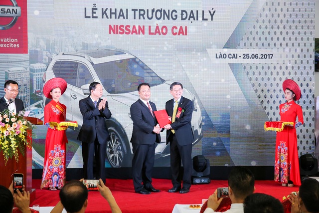 Nissan Việt Nam khai trương Đại lý 3S tại Lào Cai - 2 Nissan Việt Nam chính thức trao Hợp đồng đại lý cho Nissan Lào Cai
