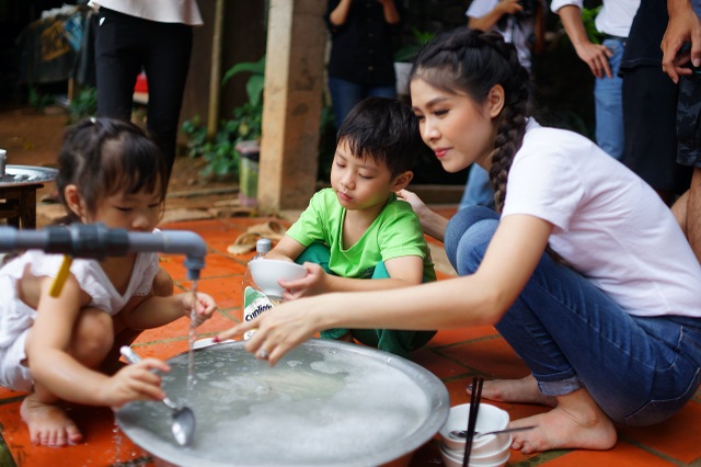 Đăng Khôi - Thủy Anh chia sẻ bí quyết nuôi dưỡng óc sáng tạo cho con - 5 Các bé học cách rửa bát phụ giúp bố mẹ