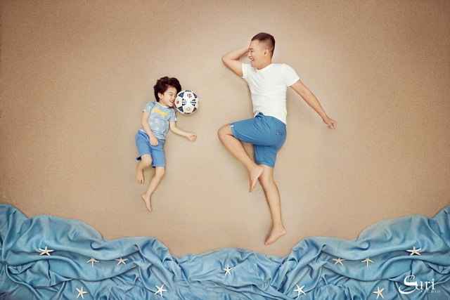 Ngộ nghĩnh bộ ảnh gia đình với "kì nghỉ hè trên cạn" thu hút cư dân mạng - 2 Có vẻ như anh chàng đã không chọn đúng điểm rơi của trái bóng.