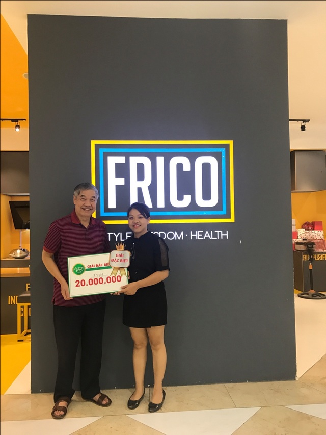 Vui hè cùng Frico, trúng thưởng chuyến du lịch trị giá 20 triệu đồng - 2 Đại diện Frico trao giải thưởng 20,000,000 đồng cho Ông Đinh Văn Ngôn