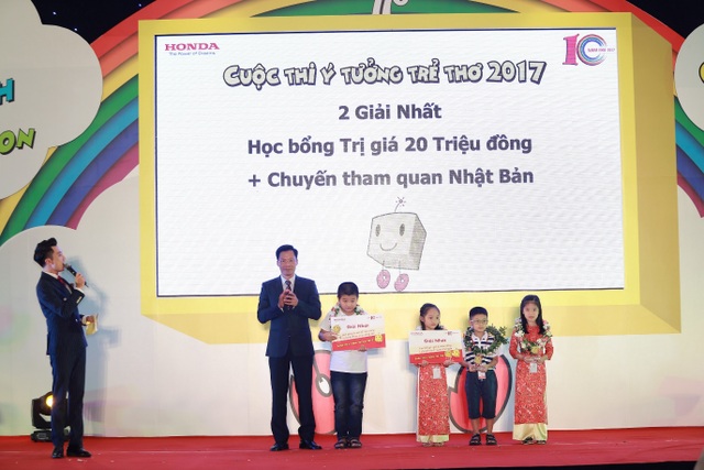 Những “phát kiến” gây bất ngờ của trẻ khi được thử sức làm “nhà phát minh” nhí - 3 Các em nhỏ đạt giải Nhất được trao tặng những phần quà giá trị