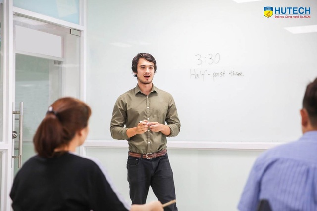 Thạc sĩ Ngôn ngữ Anh - Tự tin thăng tiến trong thời hội nhập - 2 Thạc sĩ Ngôn ngữ Anh có thể vừa tham gia nghiên cứu, giảng dạy, vừa tham gia các vai trò quản lý, lãnh đạo