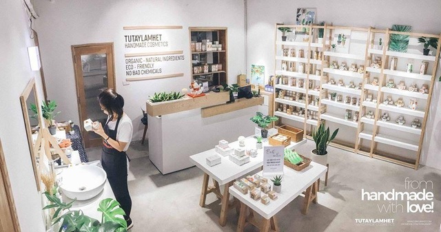 Mỹ phẩm thiên nhiên Việt cạnh tranh “lớn” với các thương hiệu quốc tế - 1 Nhanh chóng được yêu thích trên thị trường, thương hiệu Tự tay làm hết với nhận diện rất thân thiện và trẻ trung.