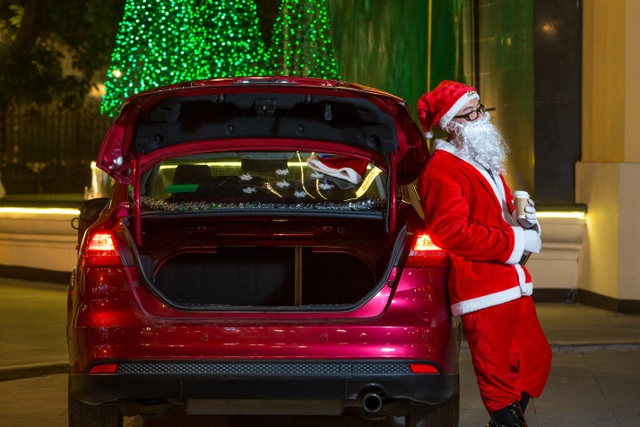 Ông già Noel tất bật phát quà cùng Ford Focus - 4 Ông già Noel tất bật phát quà cùng Ford Focus - 4