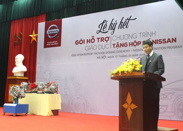 Nissan Việt Nam khởi động Chương trình Hỗ trợ giáo dục cho cơ sở đào tạo chuyên ngành ô tô - 2 PGS Đào Văn Đông – Hiệu trưởng trường Đại học Công nghệ Giao Thông Vận Tải Hà Nội bày tỏ vui mừng đón nhận các trang thiết bị phục vụ đào tạo mà công ty Nissan trao tặng