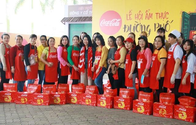 Đại diện Coca-Cola gửi đến các chị em phụ nữ những phần quà Tết ý nghĩa và thiết thực nhân dịp xuân đến.