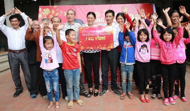 1kg vàng và điểm đến kế tiếp trên hành trình tạo nên cái Tết trọn vẹn - 3 Họ hàng cùng bà con làng xóm đến chung vui một niềm vui trọn vẹn với gia đình nhân dịp năm mới Tết đến.