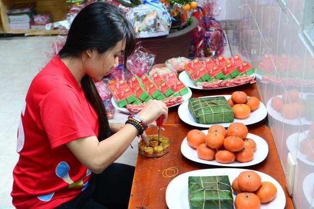 Gửi trao tết trọn vẹn đến với các em ở bệnh viện ung bướu - 1 Niềm hạnh phúc đó là được tự tay chuẩn bị quà bánh cho các em đón Tết.